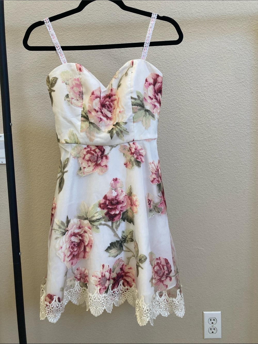 Daisy Shoppe Women’s cream floral Dress
